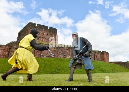 Reenactors mark 700 Jahre, da die Schotten unter der Leitung von Robert The Bruce Belagerung zu englischen Carlisle Castle legte Stockfoto