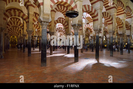 Doppelte rote und weiße Bögen im antiken römischen Säulen in der Moschee beten Hall in der Cordoba unserer lieben Frau von der Himmelfahrt Kathedrale Spaniens Stockfoto