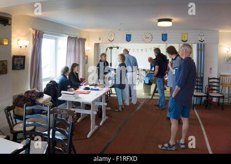 Isle Of Wight, UK, Samstag, 15. August 2015. Mitglieder des London Polytechnic Teams auf der jährlichen Sandown, Shanklin schwimmen. Sandown, Shanklin Meer schwimmen ist Gezeiten betreutes Schwimmen 2 Meile auch bekannt als das Pier, Pier-schwimmen. Eine Frage zu den Richtern. Stockfoto