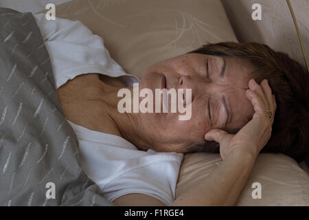 Nahaufnahme der älteren Frau, Augen schließen, versuchen einzuschlafen. Schlaflosigkeit-Konzept. Stockfoto