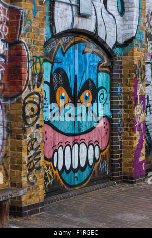 Graffiti von einer wütenden Affen entlang des Regent es Canal in der Nähe von Acton Lock, Hackney, London, England, Vereinigtes Königreich Stockfoto