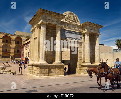 Pferdekutsche Kutsche am Tor Puerta del Puente Roman Bridge neben Cordoba Moschee-Kathedrale Stockfoto