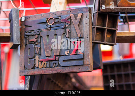 Holz-Block-Typ in Portobello Road Market, Kensington und Chelsea, London, England, Vereinigtes Königreich Stockfoto