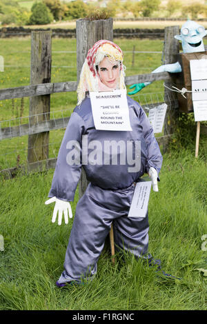 Norland, Halifax, West Yorkshire, UK 5. September 2015. Norland Scarecrow Festival 4. Sept. 7. September 2015 ist dieses Jahre Design für 2015 SONGS, in den letzten 15 Jahren, die Norland Scarecrow Festival mehr als £45.000, aufgeworfen hat, die lokal auf verschiedene Projekte und karitative Einrichtungen verteilt wurde. Bildnachweis: Christopher Smith/Alamy Live News Stockfoto