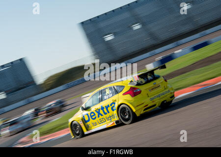 Rockingham Speedway, UK. 6. Sep, 2015. Alex Martin und Dextra Racing Laufwerke während der Dunlop MSA British Touring Car Championship auf dem Rockingham Speedway am 6. September 2015 in CORBY, Großbritannien Credit: Gergo Toth/Alamy Live News Stockfoto