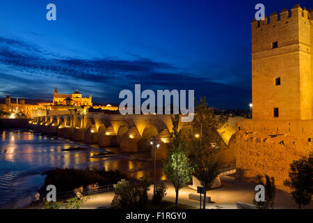 Calhorra Turmtor für römische Brücke über den Guadalquivir Fluss mit Cordoba Moschee-Kathedrale in der Abenddämmerung Stockfoto