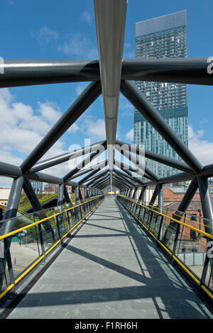 Die renovierten Ausstellung Fußgängerbrücke überqueren Whitworth Street West in der Nähe von Deansgate in Manchester. Stockfoto