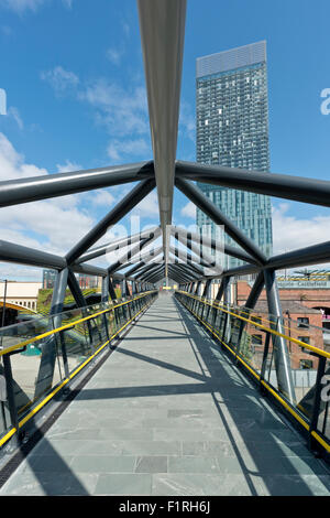 Die renovierten Ausstellung Fußgängerbrücke überqueren Whitworth Street West in der Nähe von Deansgate in Manchester. Stockfoto