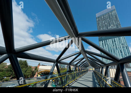 Die renovierten Ausstellung Fußgängerbrücke überqueren Whitworth Street West in der Nähe von Deansgate in Manchester. Stockfoto