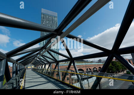 Die renovierten Ausstellung Fußgängerbrücke überqueren Whitworth Street West in der Nähe von Deansgate in Manchester. Stockfoto