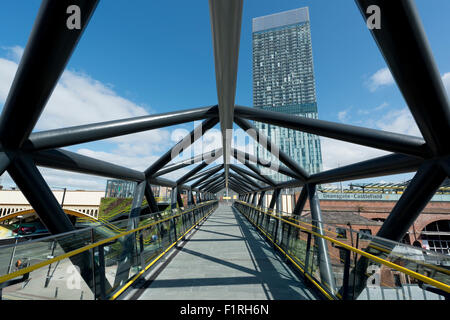 Die renovierten Ausstellung Fußgängerbrücke überqueren Whitworth Street West in der Nähe von Deansgate in Manchester. Stockfoto