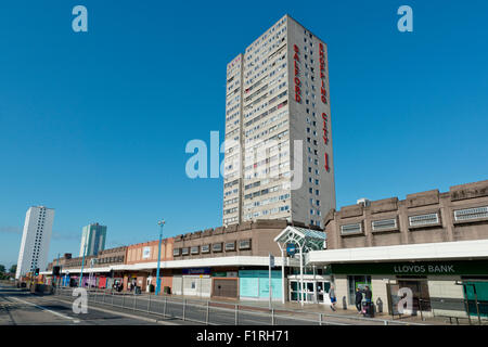 Eine externe Aufnahme von Salford Shopping Centre befindet sich in Pendleton in Salford, Greater Manchester an einem sonnigen Tag. Stockfoto