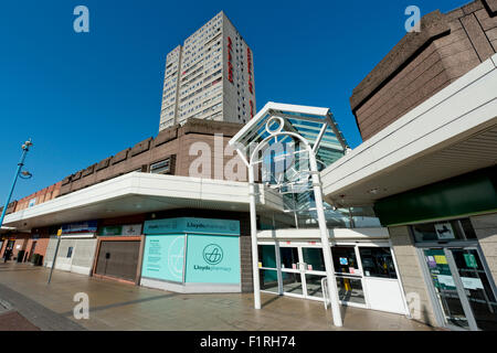 Eine externe Aufnahme von Salford Shopping Centre befindet sich in Pendleton in Salford, Greater Manchester an einem sonnigen Tag. Stockfoto