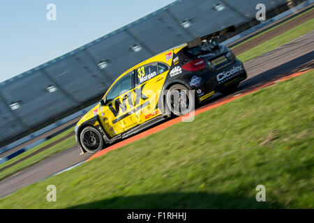 Rockingham Speedway, UK. 6. Sep, 2015. Adam Morgan und WIX Racing Laufwerke während der Dunlop MSA British Touring Car Championship auf dem Rockingham Speedway am 6. September 2015 in Corby, Großbritannien Credit: Gergo Toth/Alamy Live News Stockfoto