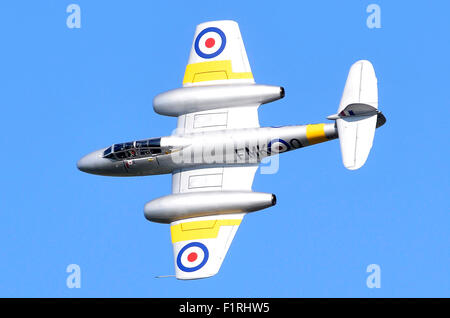 Gloster Meteor T7 in RAF Markierungen machen eine niedrige Messers Schneide Überflug auf Cosby Show Sieg, Leictershire, UK, 2015. Baujahr 1949, ist Gloster Meteor T7 die weltweit älteste fliegende Jet. Bildnachweis: Antony Brennnessel/Alamy Live-Nachrichten Stockfoto