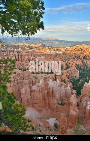 Blick auf Garten der Königin von Navajo Loop Trail unterhalb Sunset Point im Bryce-Canyon-Nationalpark im Südwesten von Utah Stockfoto