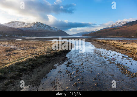 Loch Long, umgeben von Bergen in Schottland Stockfoto