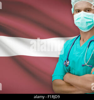 Chirurg mit Flagge auf Hintergrund - Lettland Stockfoto