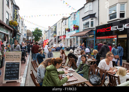 Cafés und Geschäfte in Gardner Street in der trendigen Norden Thistle Brighton Stockfoto