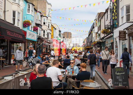 Cafés und Geschäfte in Gardner Street in trendigen North Laines in Brighton Stockfoto