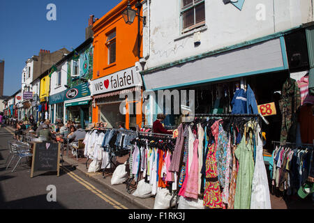 Cafés und second-hand-Läden in Sydney Street in der trendigen North Laines von Brighton Stockfoto