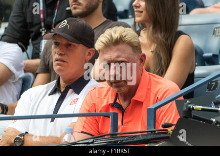 Boris Becker, Trainer beobachten Novak Djokovic (SBR) im Wettbewerb bei den 2015 US Open Tennis Stockfoto