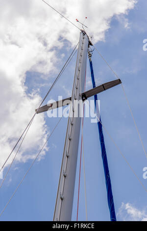 Segelboot Mast gegen ein bewölkter Himmel Stockfoto