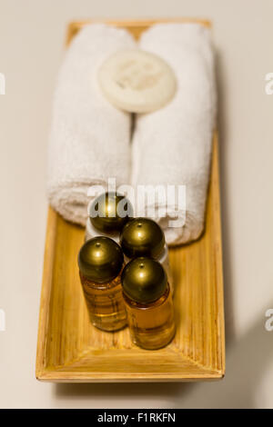 Weiße Handtücher, Seife, Shampoo im Bad im hotel Stockfoto