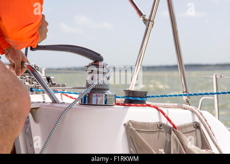 Arm Kurbeln - Segelyacht im offenen Ozean Stockfoto