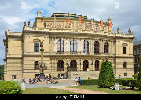 Rudolfinum Konzerthalle und Kunstgalerie an der Jan Palach-Platz in Prag. Stockfoto