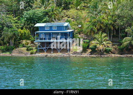 Raster Küsten nach Hause mit üppiger tropischer Vegetation, karibische Küste von Bocas del Toro, Panama, Mittelamerika Stockfoto