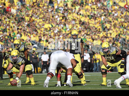 Autzen Stadium, Eugene, OR, USA. 5. Sep, 2015. Die Oregon '' O'' Linie während der NCAA Football-Spiel zwischen den Enten und den östlichen Washington State Eagles Autzen Stadium, Eugene, OR. Larry C. Lawson/CSM/Alamy Live-Nachrichten Stockfoto