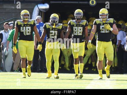 Autzen Stadium, Eugene, OR, USA. 5. Sep, 2015. Oregon nimmt das Feld für die NCAA Football Spiel zwischen den Enten und den östlichen Washington State Eagles Autzen Stadium, Eugene, OR. Larry C. Lawson/CSM/Alamy Live-Nachrichten Stockfoto