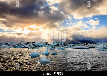 Eisberge schwimmen in Jökulsárlón Lagune von der südlichen Küste von Island Stockfoto