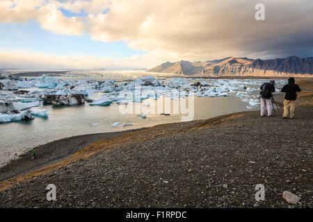 Fotografen am Jökulsárlón Lagune in Island Stockfoto