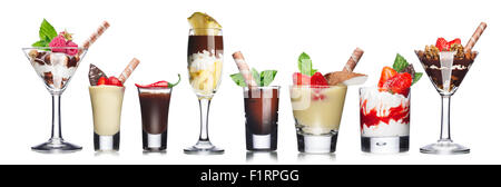Amerikanische Parfait. Köstliche geschichtete Desserts in eleganten Bar Gläser dekoriert mit frischen Beeren. Süße Speisen Stockfoto