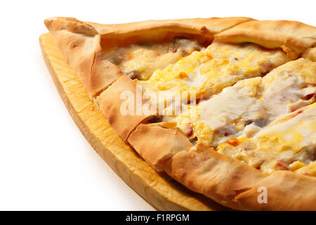 Türkische Pide auf einer Holzplatte geschnitten. Traditionelle türkische Pizza. Gesundes Abendessen Stockfoto