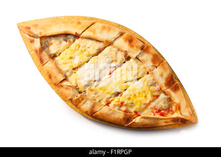 Türkische Pide auf einer Holzplatte geschnitten. Traditionelle türkische Pizza. Gesundes Abendessen Stockfoto