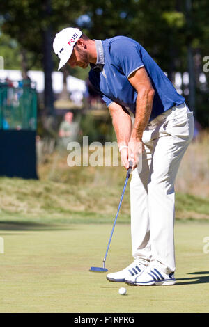 Norton, MA, USA. 6. September 2015. Dustin Johnson putts auf dem 16. während der dritten Runde der Deutsche Bank Championship bei TPC Boston. Bildnachweis: Cal Sport Media/Alamy Live-Nachrichten Stockfoto