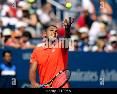 New York, USA. 6. September 2015. Jo-Wilfried Tsonga Frankreich in Aktion gegen Landsmann Benoit Paire in ihre vierte Runde bei den US Open in Flushing Meadows, New York am 6. September 2015. Tsonga gewann das Match. Quelle: Adam Stoltman/Alamy leben Nachrichten Stockfoto