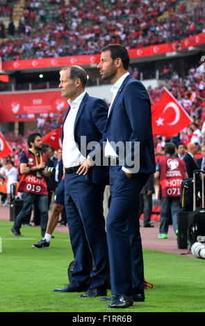 Konya, Türkei. 6. Sep, 2015. Head Coach Danny Blind (L) und Co-Trainer Ruud van Nistelrooy der Niederlande reagieren vor der UEFA Euro 2016 Gruppe ein Qualifikationsspiel zwischen der Türkei und den Niederlanden in Konya, Türkei, auf 6. September 2015. Die Niederlande verloren 0-3. Bildnachweis: He Canling/Xinhua/Alamy Live-Nachrichten Stockfoto