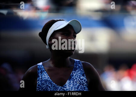 New York, USA. 6. September 2015. Porträt von Venus Williams zwischen Punkten in ihrem vierten Vorrundenspiel gegen Anett Kontaveit Estlands bei den US Open in Flushing Meadows, New York auf 6. September 2015.   Williams gewann das Match. Bildnachweis: Adam Stoltman/Alamy Live-Nachrichten Stockfoto