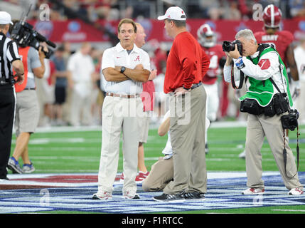 9. September 2015: Alabama Head Coach Nick Saban trifft sich mit Wisconsin Badgers Cheftrainer Paul Chryst in der NCAA befürworten klassische Football-Spiel zwischen der Wisconsin Badgers und der Alabama Crimson Tide im AT&T Stadium in Arlington, TX Alabama Wisconsin besiegte 35-17 Albert Pena/CSM Stockfoto