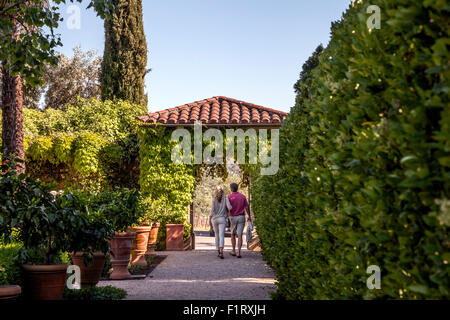 Paare, die im Inneren des Garten des Château St. Jean Weinberge und Weinkeller, Kenwood, Sonoma, Kalifornien, USA Stockfoto