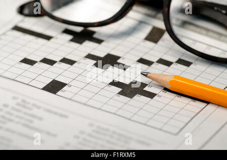 Kreuzworträtsel, Bleistift und Lesebrille Stockfoto