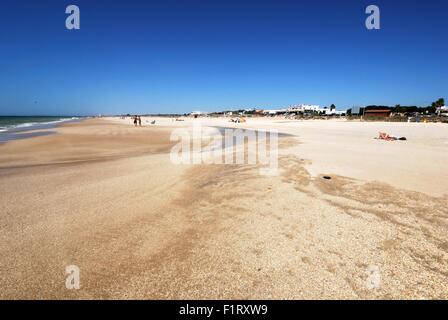 Touristen Entspannung am weißen Sandstrand, El Palmar, Costa De La Luz, Provinz Cadiz, Andalusien, Spanien, Westeuropa. Stockfoto