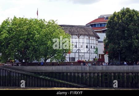 Ansicht von Shakespeares Globe Theatre in der Sommerzeit, London, England, Vereinigtes Königreich, West-Europa. Stockfoto