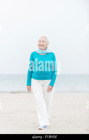 Smililing senior Frau mit grauen Haaren Stockfoto