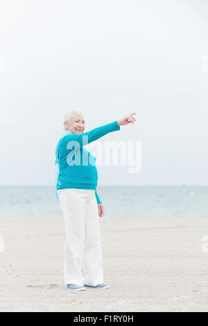 Smililing senior Frau mit grauen Haaren Stockfoto