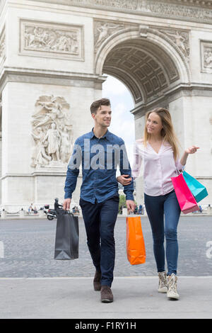 Paar auf der Avenue des Champs Elysees einkaufen Stockfoto